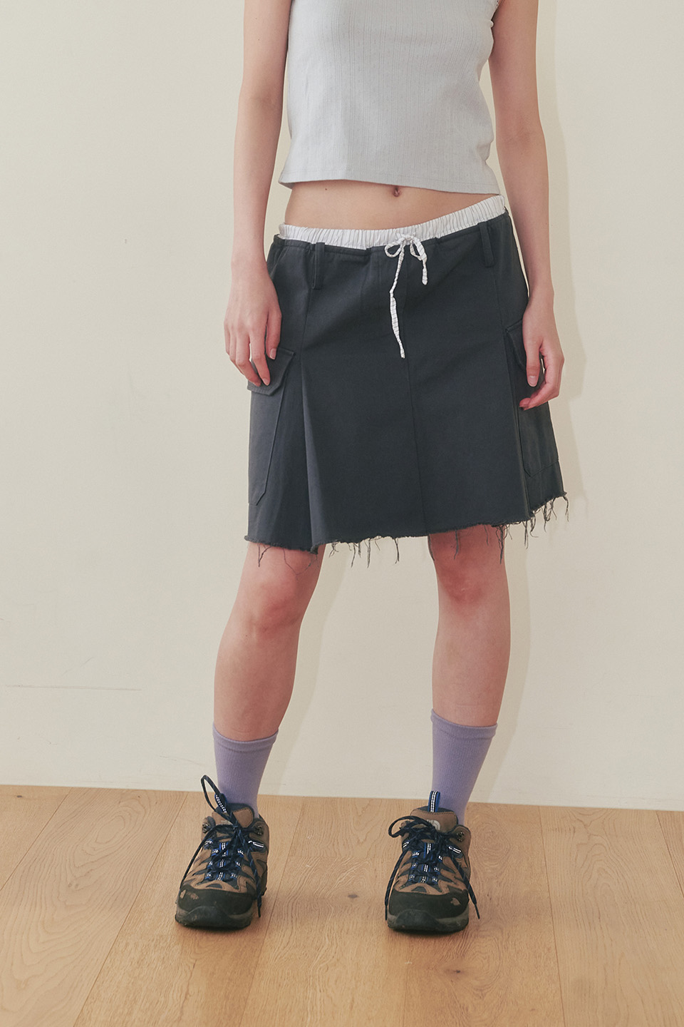 [PLZPROJECT]<br>LAYERED CARGO SKIRT, CHARCOAL